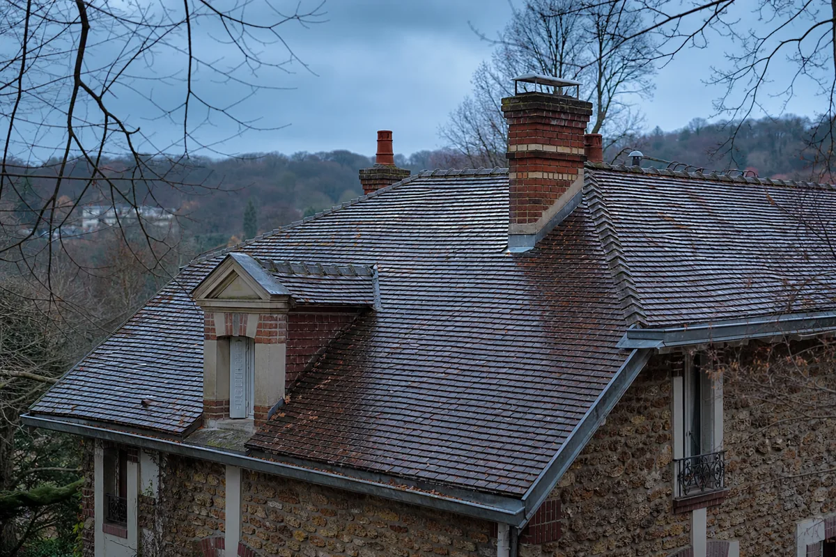 Couvreur Croissy-sur-Seine : entretien de toiture sous les arbres