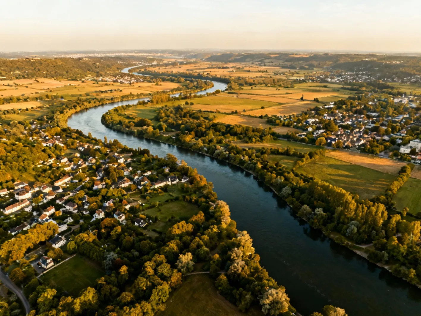 Couvreur professionnel au travail